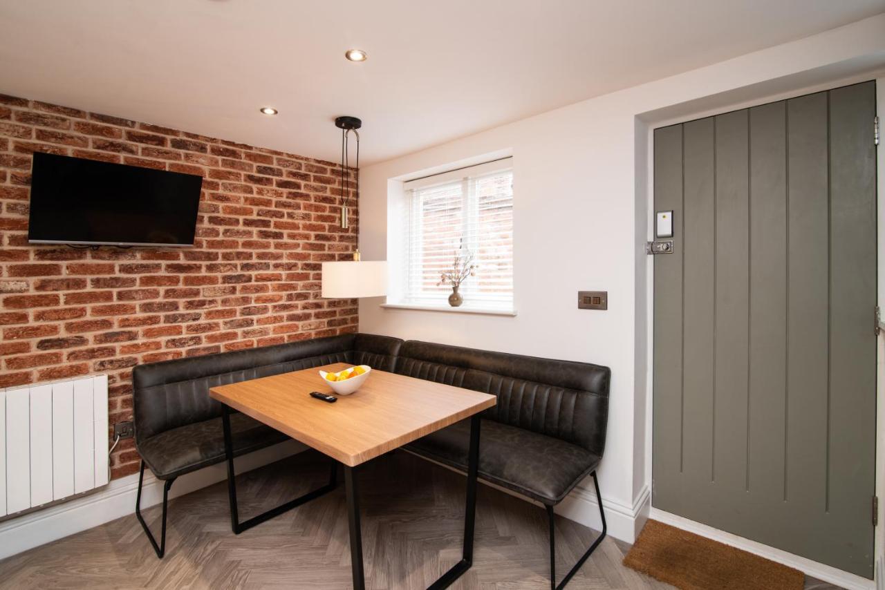 Modern Finish To A Historic Brewers House, Derby Villa Екстериор снимка